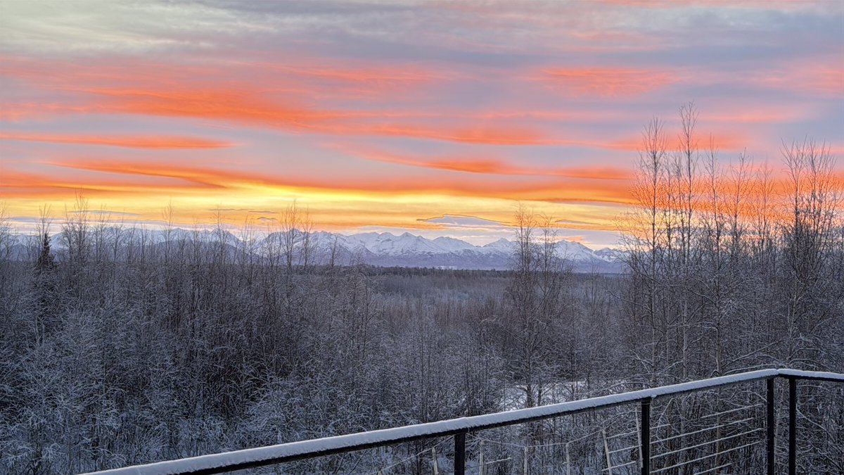 Living_Free_AK's tweet image. Captured this stunning sunrise at 10 AM today! Just two more days until the winter solstice, and then we start gaining daylight again. 🌅 

#ChasingSunlight 
#WinterSunrise
#SolsticeCountdown
#WinterWonder
#NatureBeauty
