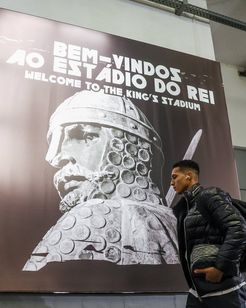 VitoriaSC1922's tweet photo. Bem-vindos ao Estádio do Rei 👑

#EspíritoDeVitória • #UECL • #VSCACFF https://t.co/NcKfWQgkGO