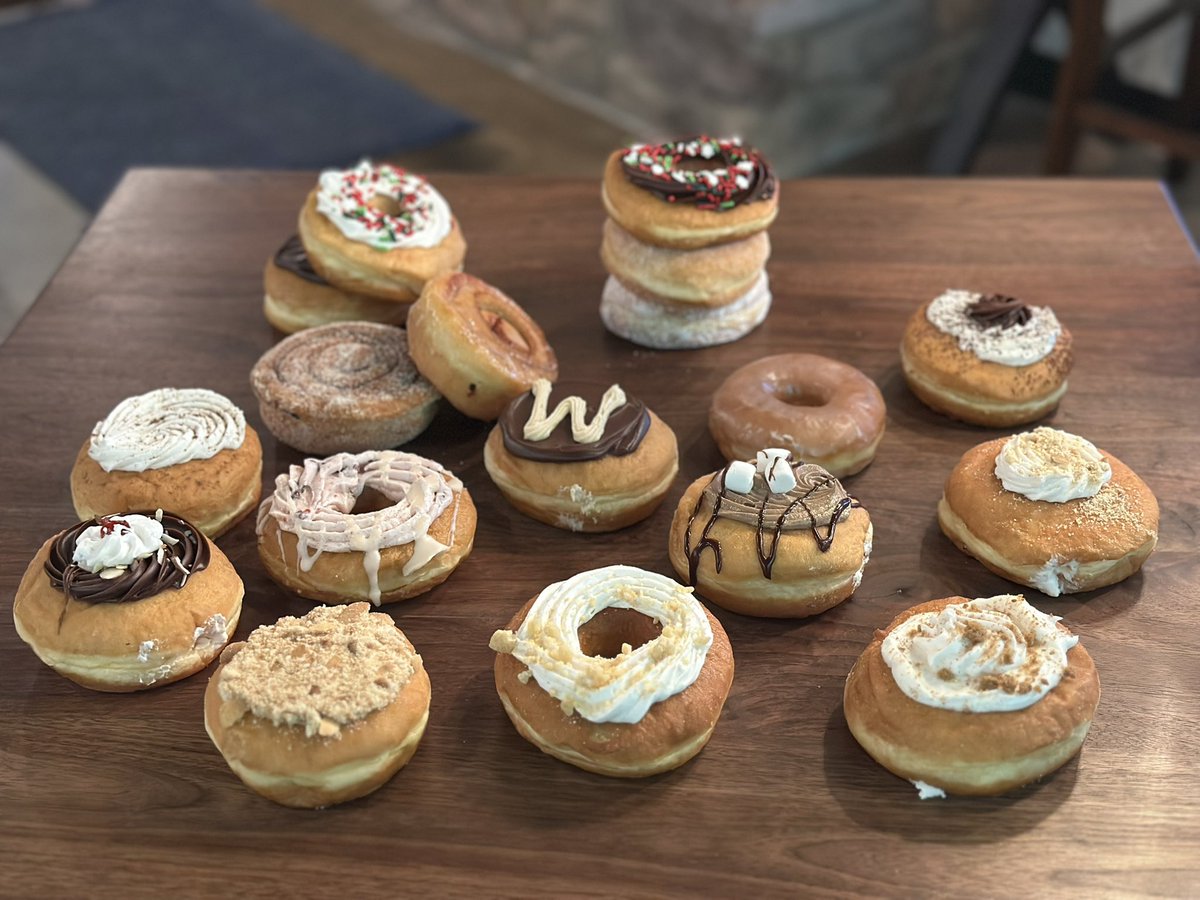w_donuts's tweet image. Holiday Donuts