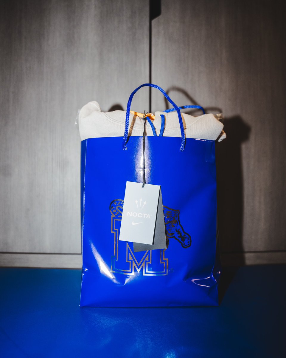 Memphis_MBB's tweet photo. Ⓜ️ x 🦉 

Thanks for the gift, Drake 🤝

#GoTigersGo x @OfficialNocta https://t.co/9u9s5FcvOv