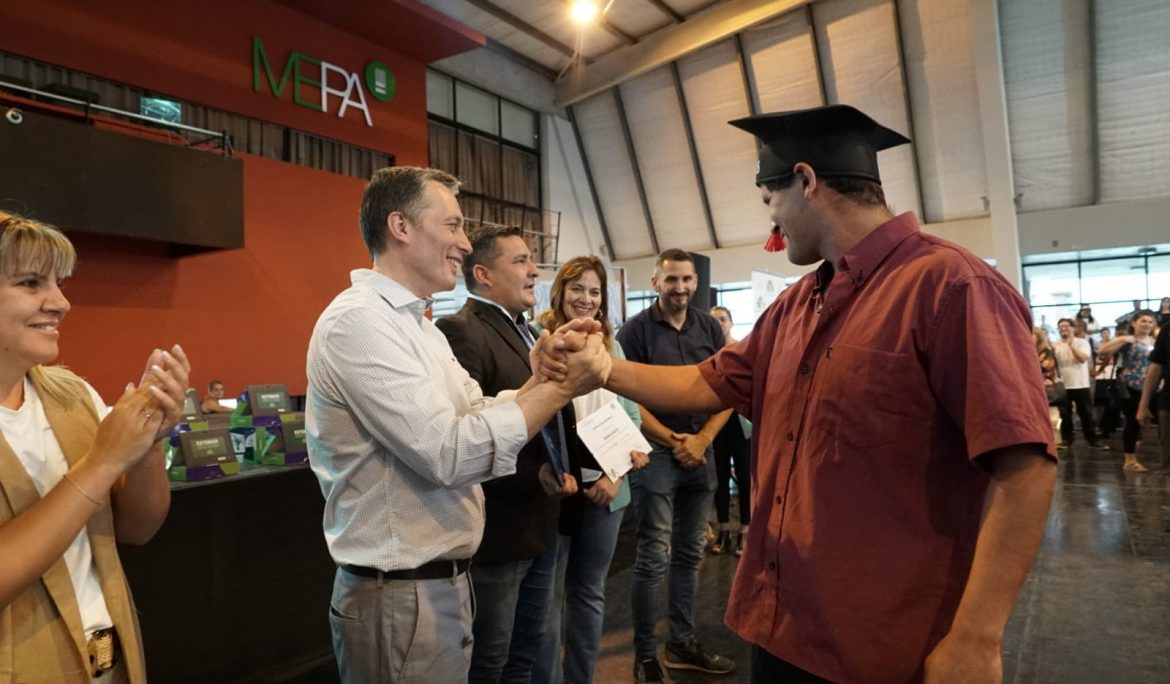 infoblancosobre's tweet photo. El intendente de Esteban Echeverría, @fernandogray , participó de la entrega de diplomas a 750 egresados del Plan FinEs
Info Blanco Sobre Negro https://t.co/Y0a2vsL8rt @MunicipioEE #planfines @SecundariaDGCYE @valebellizzi https://t.co/hx2wExLBOQ
