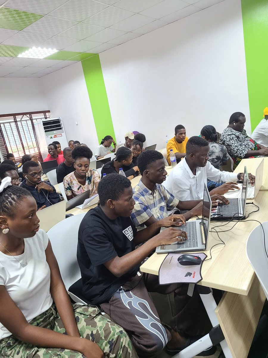 raytheedev's tweet photo. I recently attended the Arbitrum Creative Hub hosted by Creative Onchain, where I delved into the world of Web3 and Arbitrum. We secured *2nd place* in the bounty project! Check it out  (https://t.co/hsJDLGuiMh). 
Excited for the hackathon! LFG! 🔥 @NearxArt @arbitrum https://t.co/OTLOczRdBb