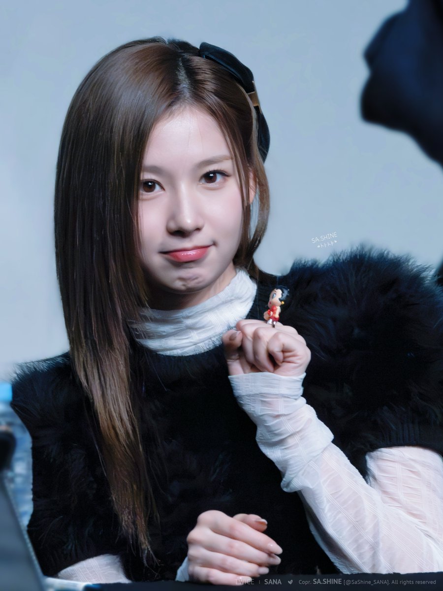 SaShine_SANA's tweet photo. 241216 MK Fansign   

She got a new ring🤭🥰

#트와이스 #사나 #TWICE #SANA #サナ https://t.co/9Txta7LWlC