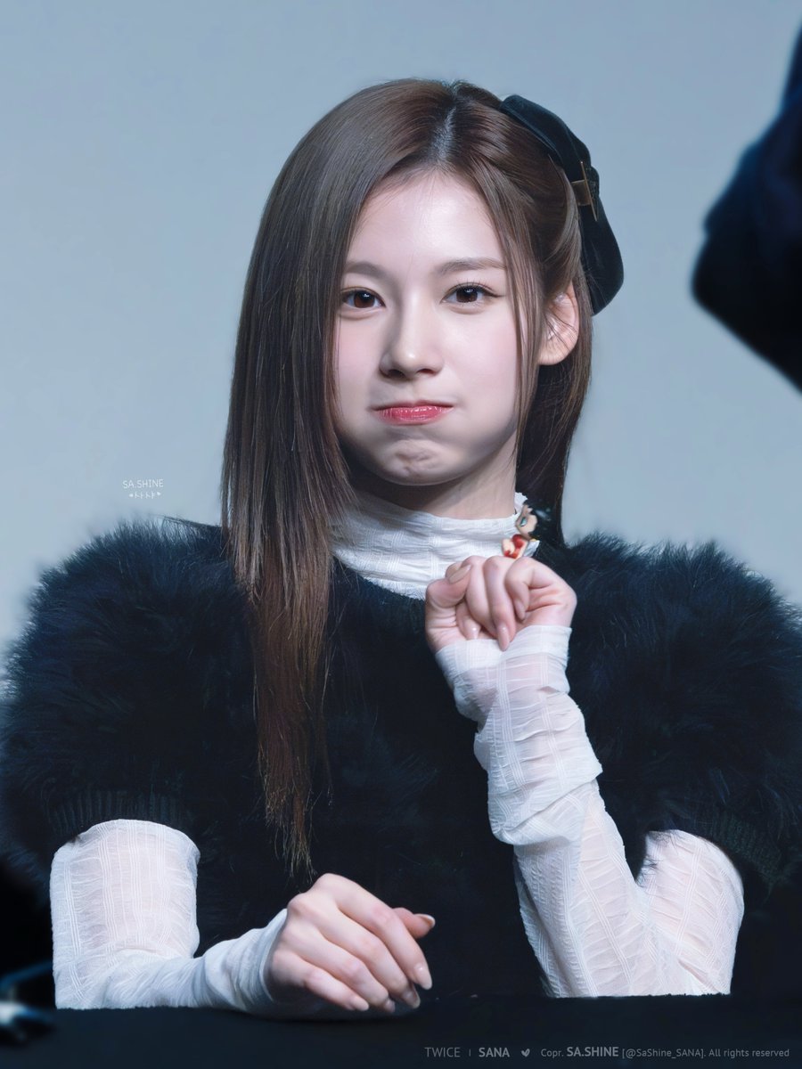 SaShine_SANA's tweet photo. 241216 MK Fansign   

She got a new ring🤭🥰

#트와이스 #사나 #TWICE #SANA #サナ https://t.co/9Txta7LWlC