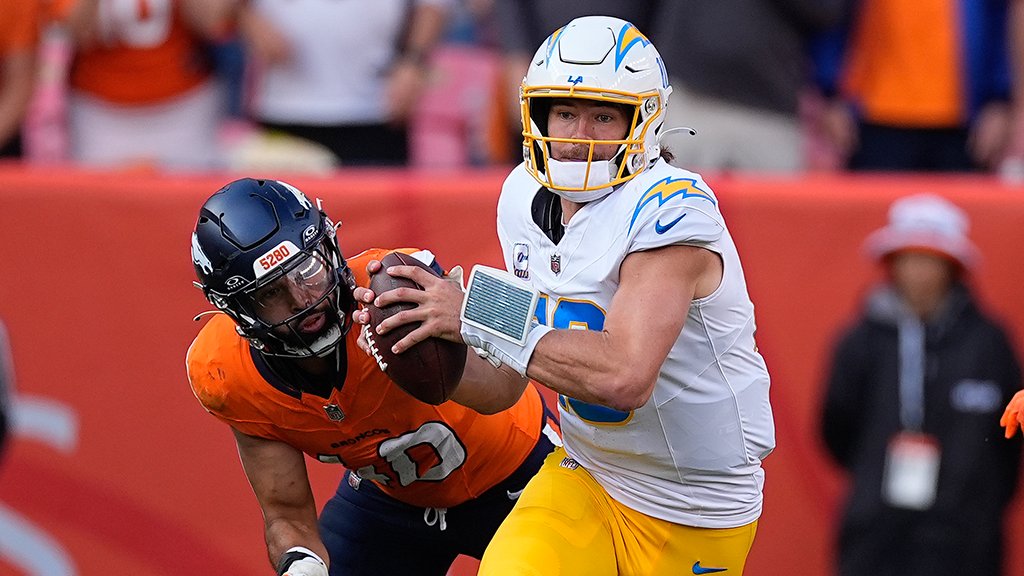 Around The NFL (@aroundthenfl) on Twitter photo Week 16 NFL picks(via <a href="/AliBhanpuri/">Ali Bhanpuri</a>, <a href="/TomBlair426/">tom blair</a>, <a href="/BCersosimo/">Brooke Cersosimo</a>, <a href="/GennaroFilice/">Gennaro Filice</a> + <a href="/TheDan_Parr/">Dan Parr</a>): Will Broncos or Chargers prevail on Thursday night?
nfl.com/news/week-16-n… Week 16 NFL picks(via <a href="/AliBhanpuri/">Ali Bhanpuri</a>, <a href="/TomBlair426/">tom blair</a>, <a href="/BCersosimo/">Brooke Cersosimo</a>, <a href="/GennaroFilice/">Gennaro Filice</a> + <a href="/TheDan_Parr/">Dan Parr</a>): Will Broncos or Chargers prevail on Thursday night?
nfl.com/news/week-16-n…