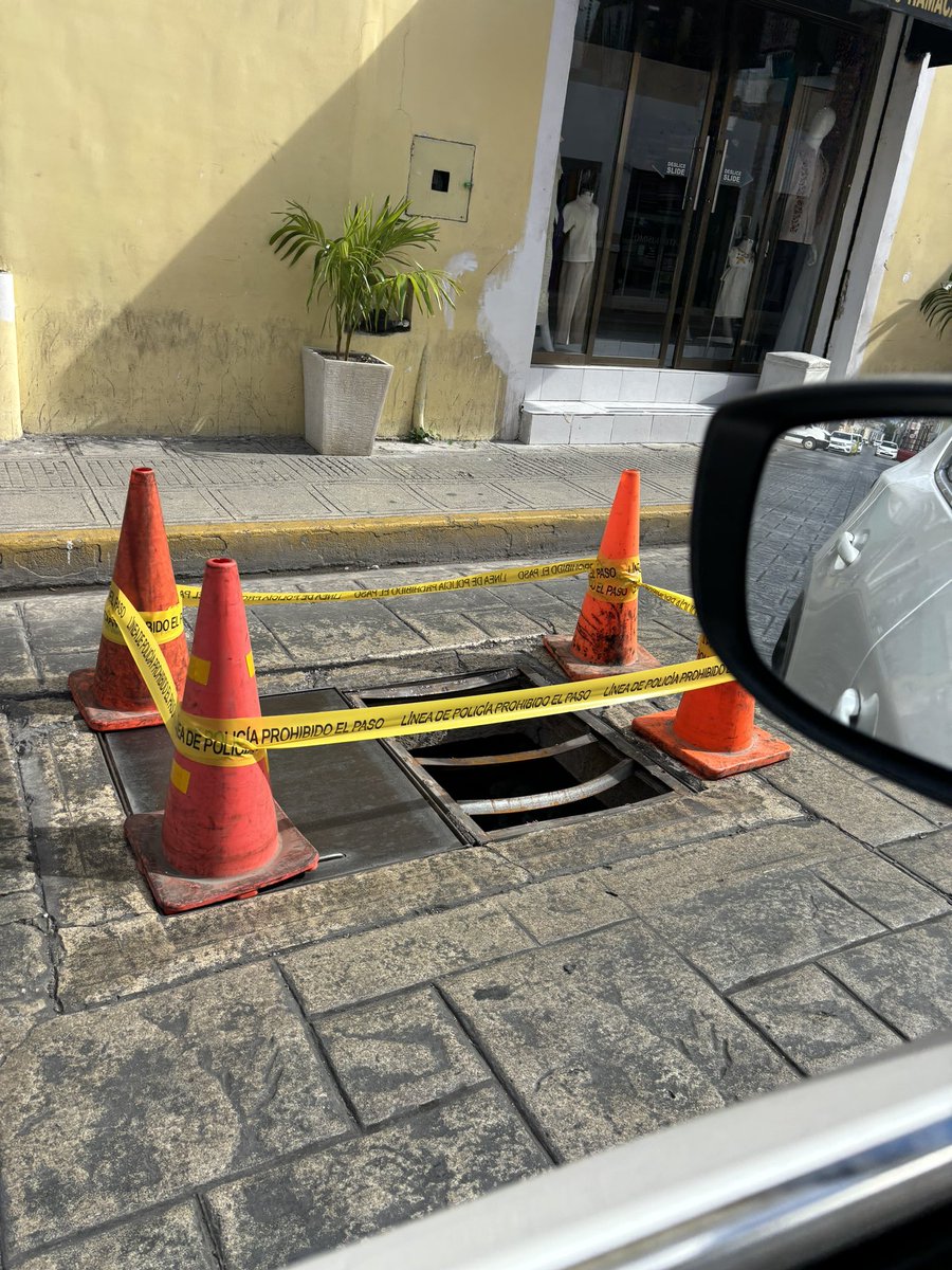 Así de terrible está la calle 62 por 57 y 59 centro

2 HUECOS TERRIBLES !!!!! <a href="/AyuntaMerida/">Ayuntamiento Mérida</a> <a href="/CeciliaPatronL/">Cecilia Patrón Laviada</a>