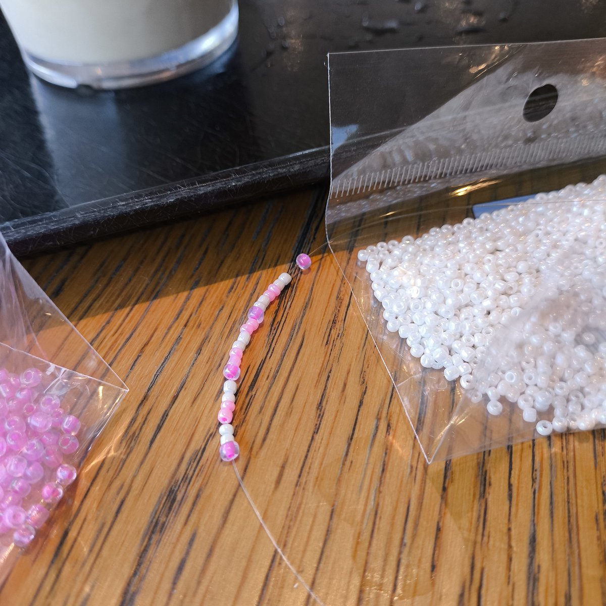 spacechild000's tweet photo. making beaded bracelets sa coffee shop para isipin nilang isa akong mayaman but ideal simple girl na may cute hobbies https://t.co/J68dfoxwB3