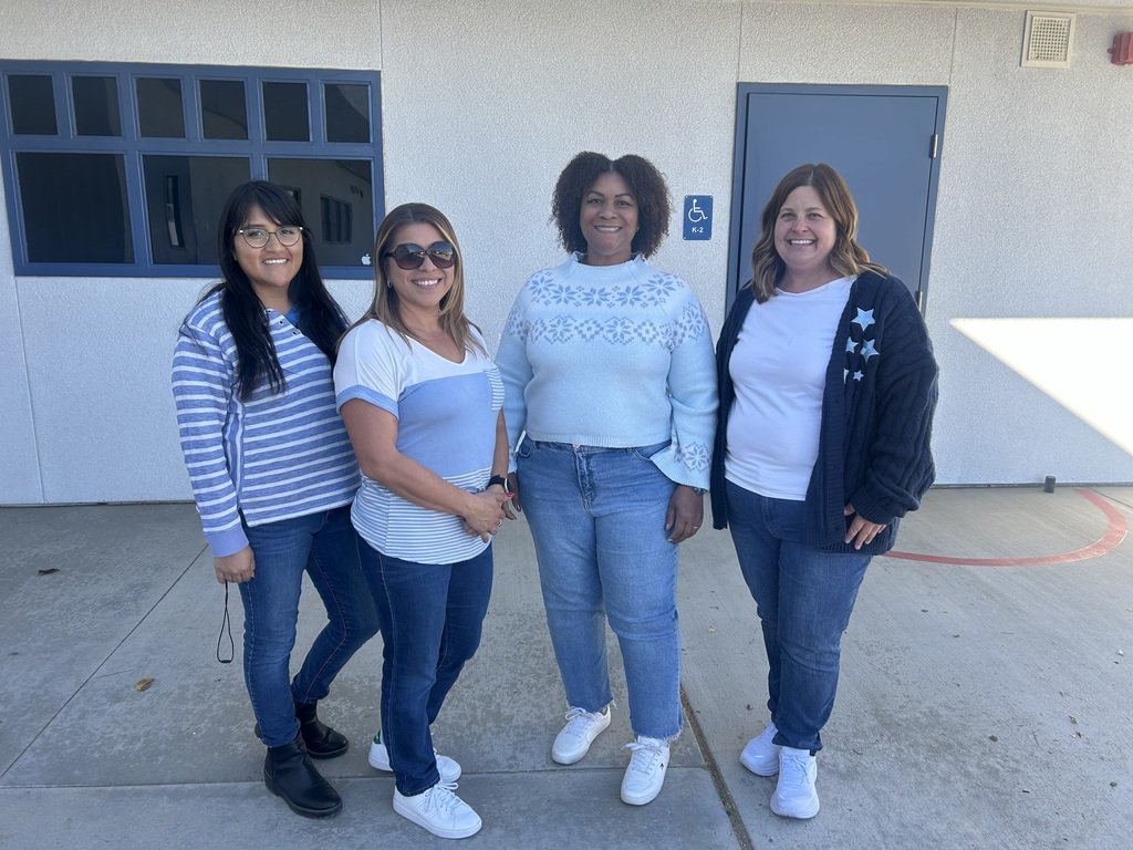 CypressCyclone's tweet photo. It’s Winter Wonderland Wednesday. Our students participated by wearing blue and white. Thank you Cyclones.

Es el Miercoles Pais de las Maravillas de Invierno. Nuestros estudiantes participaron vistiendose con azul y blanco. Gracias Ciclones! https://t.co/zFoTdwzSHa