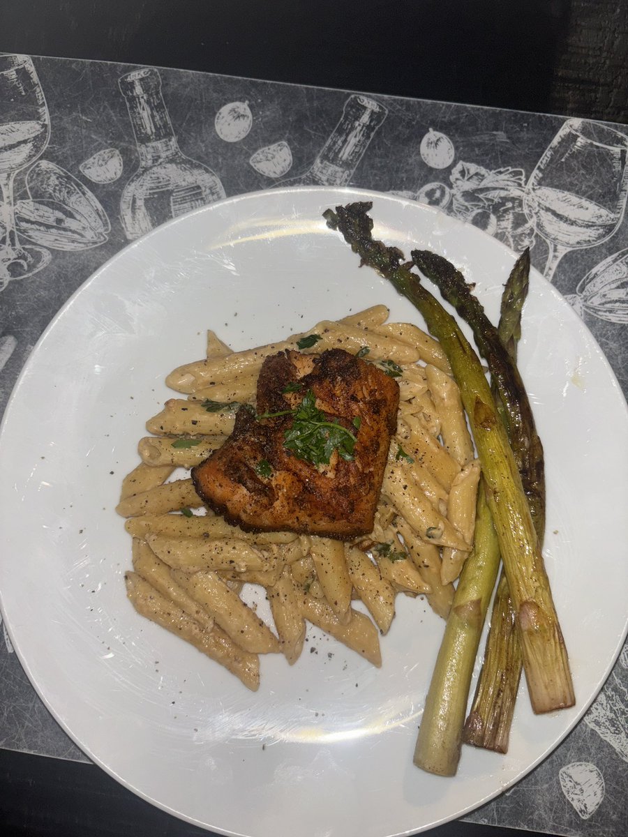 VeronicaHarrell's tweet photo. Crispy salmon pasta with asparagus, #MamaCooks 😋 #thursdaynightcooking #cooking #thursdayvibes #family #doplife 🦋🦋🦋 https://t.co/akhfC4Lhct