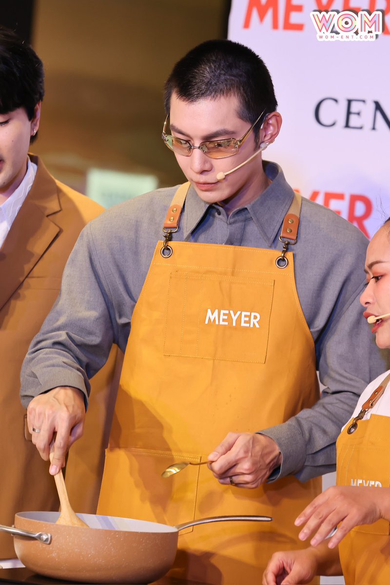 MoonPlanStudio's tweet photo. Good MEWning, hope the collaboration grows bigger and lasts longer.

MEW MEYER LION 

@MSuppasit  #MeyerxMew
#MeyerLionKingCookware 
#MewSuppasit #MeyerxCentral
#Meyerthailand #MeyerCookware 

The Guest          The Chef https://t.co/CAY8XpJFaG