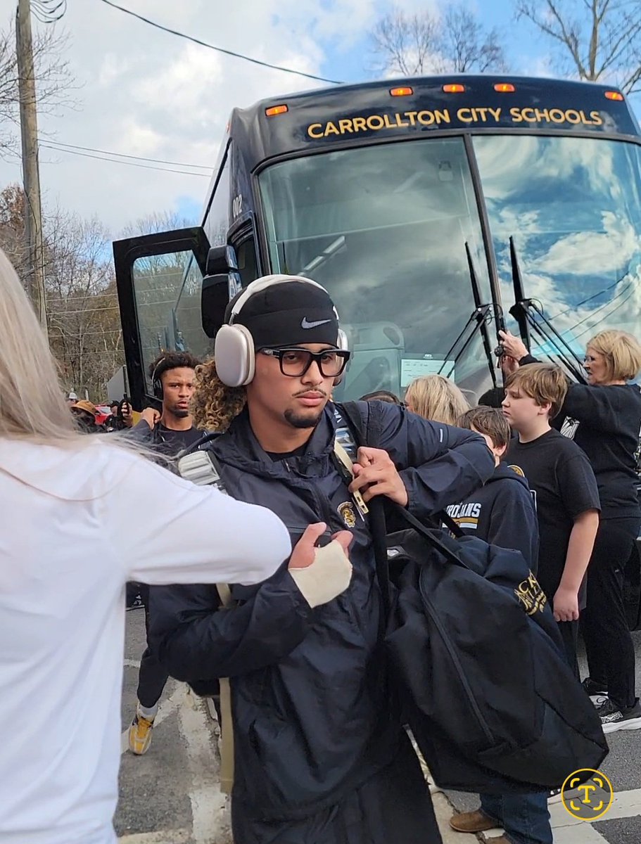 CJKelley2025's tweet image. Being a family means being there for each other no matter what. @Julianlewis10 broke his throwing hand in game 13 and was already committed to @CUBuffsFootball but didn’t want to let us down that’s why he played with a glove against Buford and Grayson. Thanks Bro! #FamilyForLife