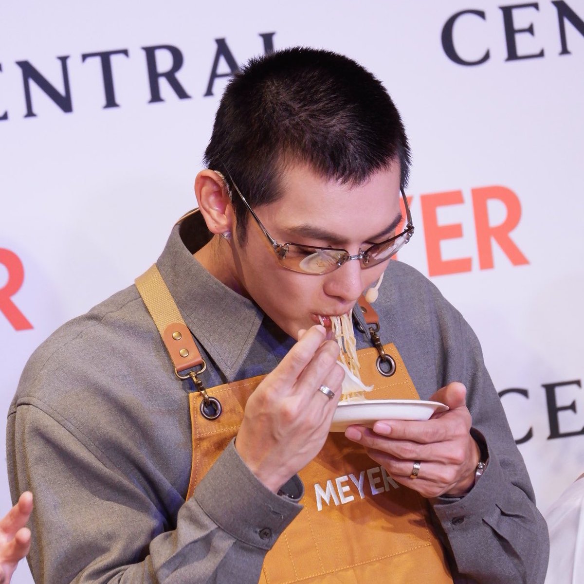 MoonPlanStudio's tweet photo. Baby’s favorite part is the food-tasting session.

M(em)LIONS favourite part is hunting for Mew’s details session 🤭😏😅

MEW MEYER LION 

@MSuppasit  #MeyerxMew
#MeyerLionKingCookware 
#MewSuppasit #MeyerxCentral
#Meyerthailand #MeyerCookware 
Good MEWning https://t.co/ZlAxoPbsK7