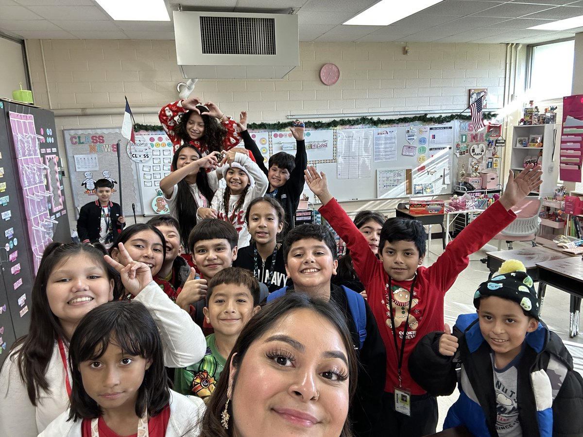 _MsDimass's tweet image. Happy Holidays, Merry Christmas and a Happy New year! 🎄❤️❄️ from Ms. Dimas 4th grade class!