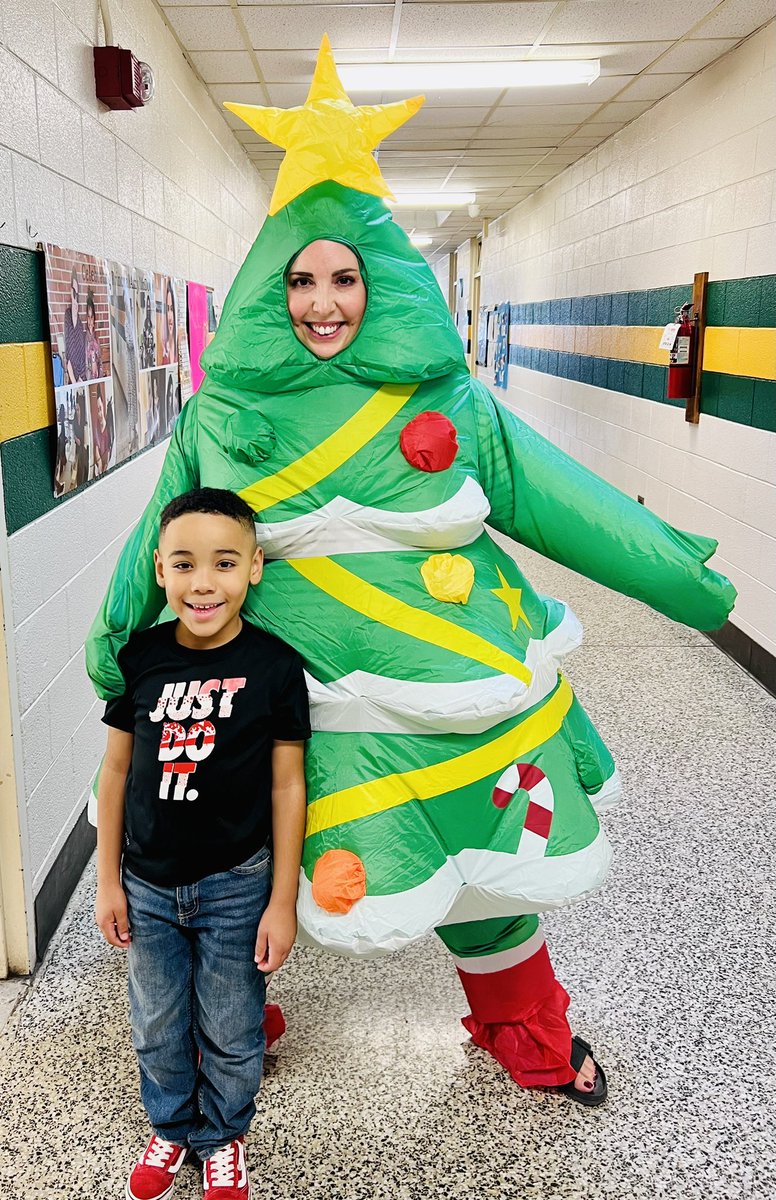 AmyMcDowell1231's tweet photo. ✨ Getting into the holiday spirit @CMESCubs!🎄🎅🏽Together, we’re spreading joy! ❤️ #WinterSpiritWeek https://t.co/3aIVZMvZX5