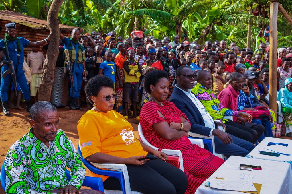 Gitega's tweet photo. #Burundi Dans le cadre de 16 jrs d'activisme contre les #VSBG face aux femmes & filles, du 17 au 20/12/2024,le cabinet du gouverneur de @Gitega en duo avec la #DPDFS a organisé une descente de sensibilisation ds différentes zones de la province. @GenreMinistere @MininterInfosBi https://t.co/YKLqxqksdh