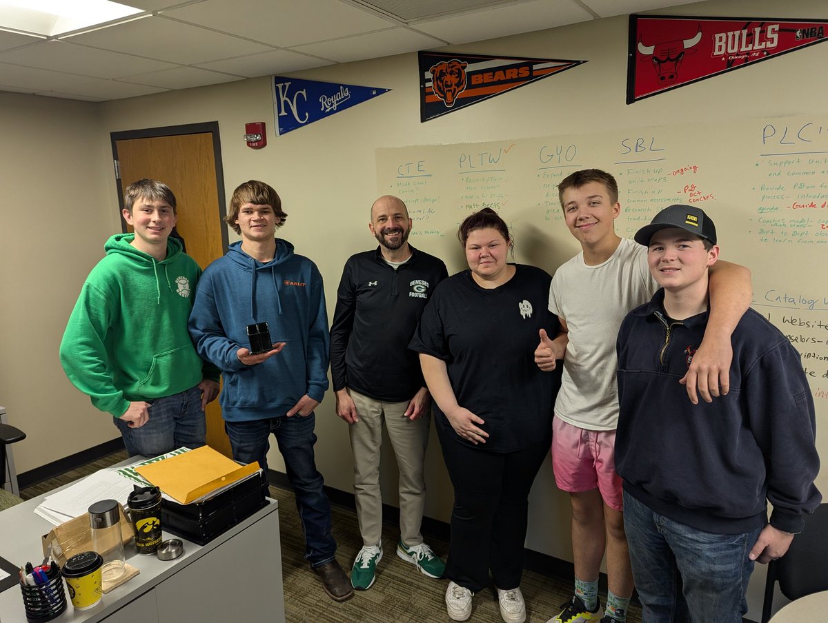 Ryerson_Tom's tweet photo. Students in our Machine Tool Tech Class in our new CTE center made heavy duty metal pencil holders for all the staff at GHS! https://t.co/XMCDFqMbXP