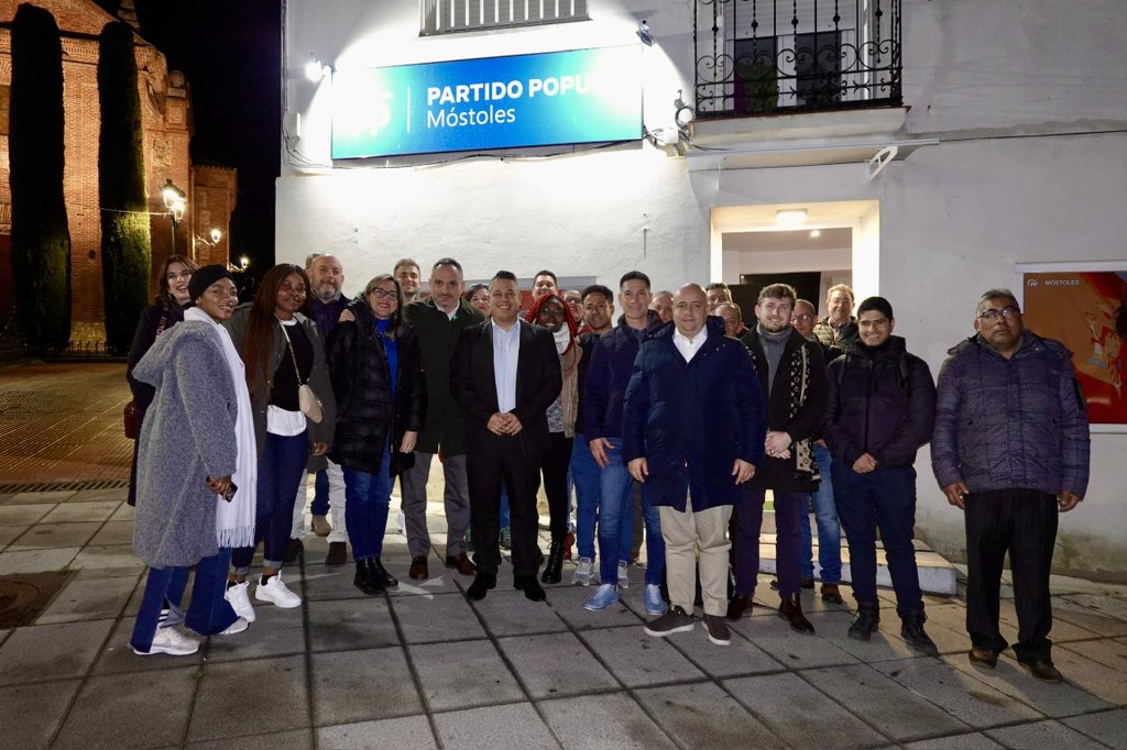 ppmostoles's tweet photo. 🔵 El equipo de Nuevos Mostoleños, encabezado por @Johanmartn, ha celebrado esta tarde una charla sobre el análisis histórico de la colonización de las instituciones en Venezuela y su similitud con el actual Gobierno de España.

¡Gracias a todos por vuestra asistencia! https://t.co/u4xqW0V6qe