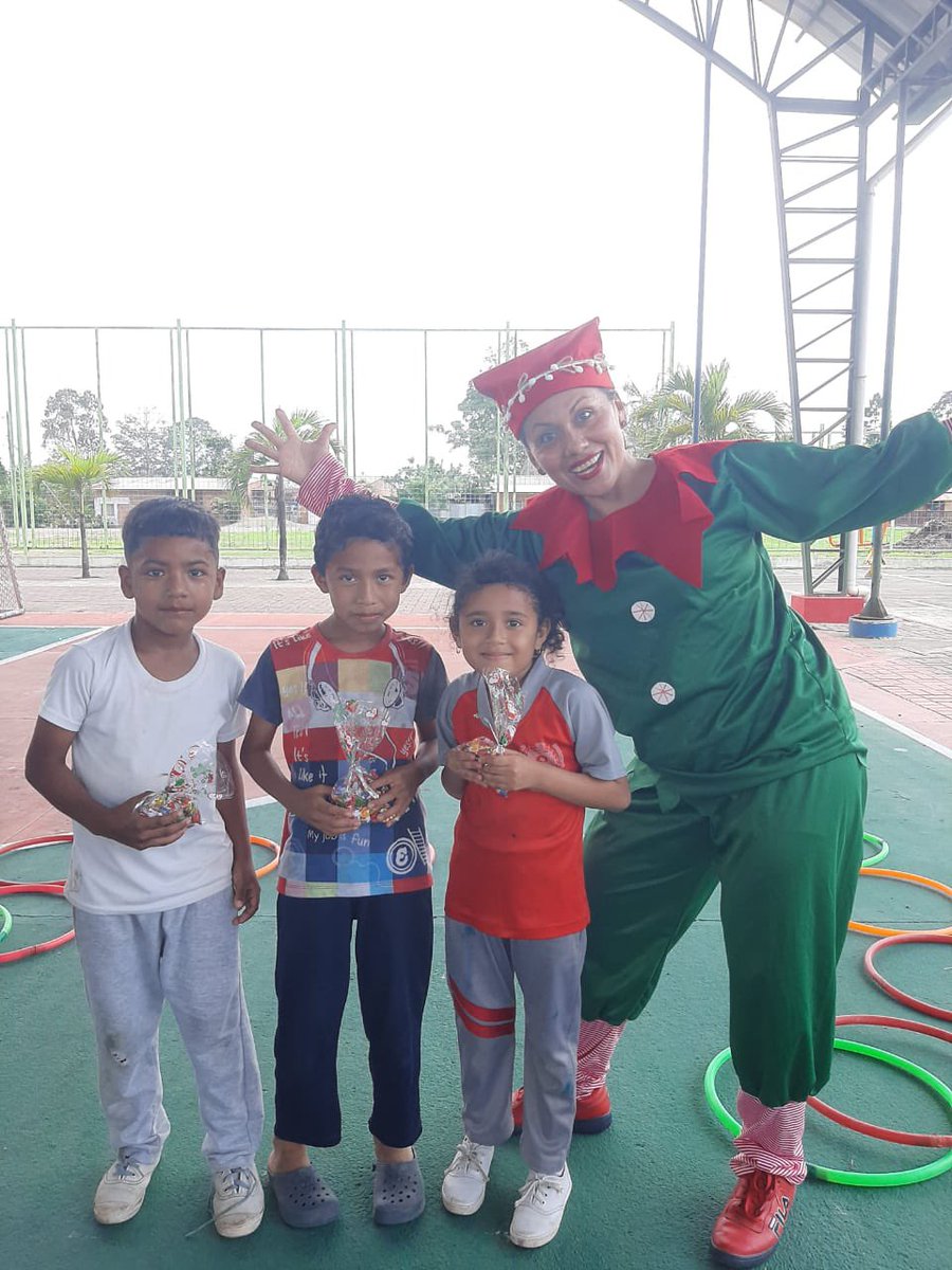 JPetersenR's tweet photo. ✨🎄 La Brigada Social de #ElNuevoEcuador llegó a Naranjal 🎄✨

Con el compromiso de transformar vidas, llevamos deporte, alegría y espíritu navideño a la comunidad. 🤝🏻⚽️ 

#ElNuevoEcuador 🇪🇨 https://t.co/OTzrw92nYQ
