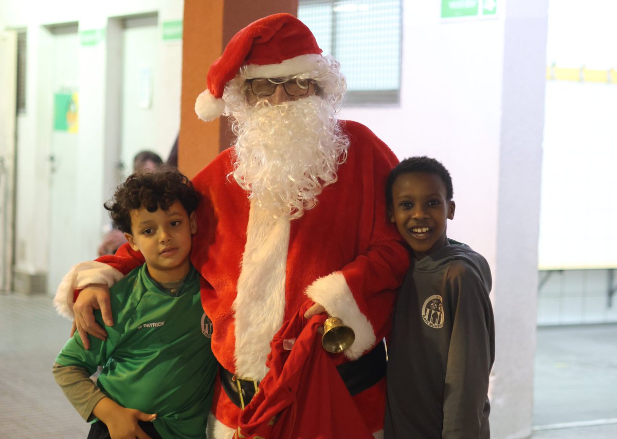 FCcanbuxeres's tweet photo. 🎅🏻🎄
Nuestros jugadores hoy han recibido una visita muy especial 🥰
Papá Noel se ha pasado por Can Buxeres para dar regalos y pasar un buen rato con nuestros chicos 🎁
Una gran experiencia, gracias por su visita! 🛷
#CanBuxeres #CanBu https://t.co/cYJwirxfxV