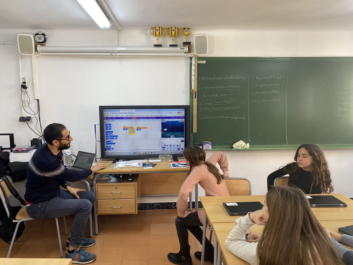 Escola Ull de Vent (@escolaulldevent) on Twitter photo Segona visita del nostre mentor de robòtica <a href="/ngelEsp68830834/">Ángel Espinosa</a> . Aquesta vegada treballem Scratch amb l’objectiu de crear el nostre joc que protegeix la Posidònia i salva la platja de l’erosió produïda per les corrents marines. @fll_spain @flltgn_reus
#posidonia #Posibòtics Segona visita del nostre mentor de robòtica <a href="/ngelEsp68830834/">Ángel Espinosa</a> . Aquesta vegada treballem Scratch amb l’objectiu de crear el nostre joc que protegeix la Posidònia i salva la platja de l’erosió produïda per les corrents marines. @fll_spain @flltgn_reus
#posidonia #Posibòtics