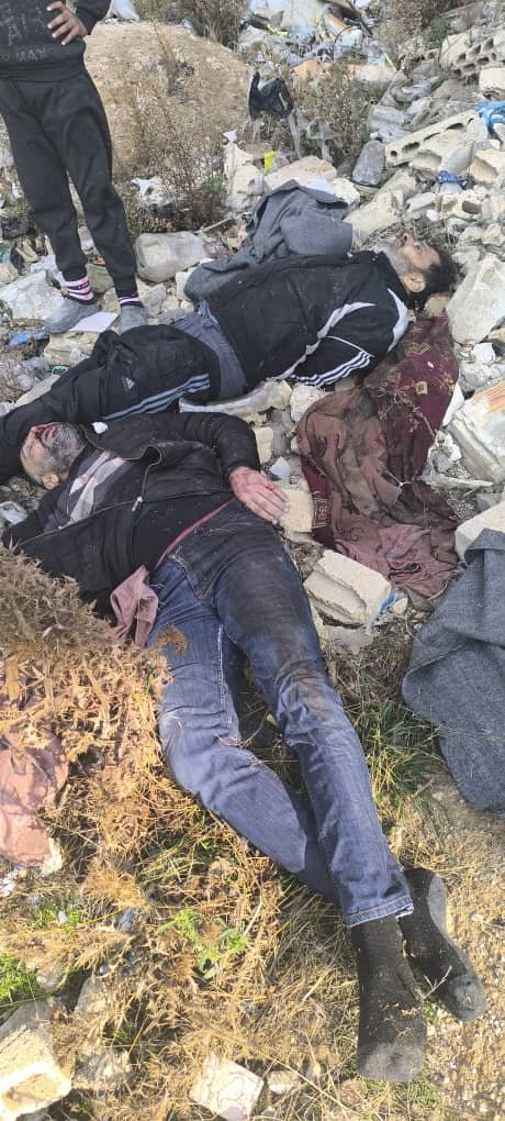 klcmesutklc's tweet photo. Bu defaki katliam haberi El Mazraa köyünden. Görüntüde İslamcı teröristler, köyün erkeklerini meydanda topluyor ve "Şebbiha" olmakla suçluyor. Kaçırılma ve kadınlara taciz haberleri de geliyor.

#DefendAlevis 
#StopAlevisGenocide 
#StopAlewiteGenocide 
#StopAlawiteGenocide 
#ElMazraa