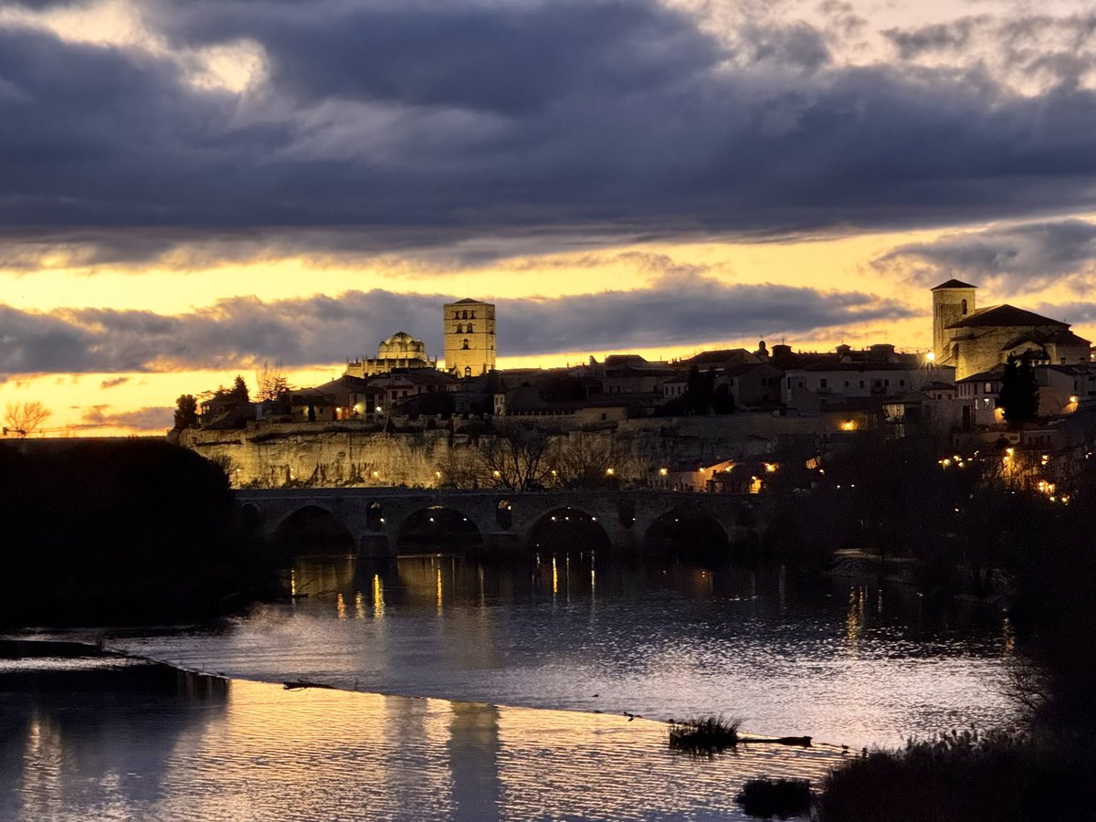 Si estoy en la ciudad
meriendo tarde a secas:
mastico lentamente los minutos
—tras haberles quitado las espinas—
y cuando se me acaban
me voy rumiando sombras,
rememorando el tiempo devorado
con un acre sabor a nada en la garganta.

#ÁngelGonzalez
