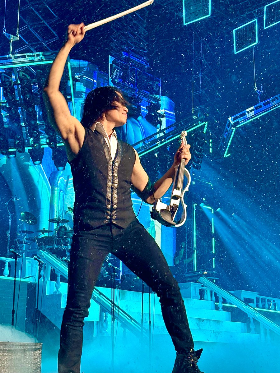 "Come with me if you want to live."
#FirstSnow #TransSiberianOrchestra #Violin #Violinist #Performer #Speaker #RoddyChong 📸: Wiley F Knight