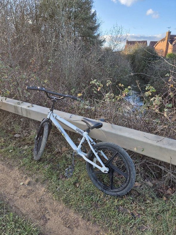 BBullrushes's tweet photo. The brambles stopped this 🚲 being thrown into our #Thulston brook. Went back today with shears to cut the brambles &amp; and remove it. The bush revealed more litter but nicely bagged 🙂 3 more bags filled too. @KeepBritainTidy @CanalRiverTrust @Litterwatch1 @LitterReporting https://t.co/sFLZqHFCtD