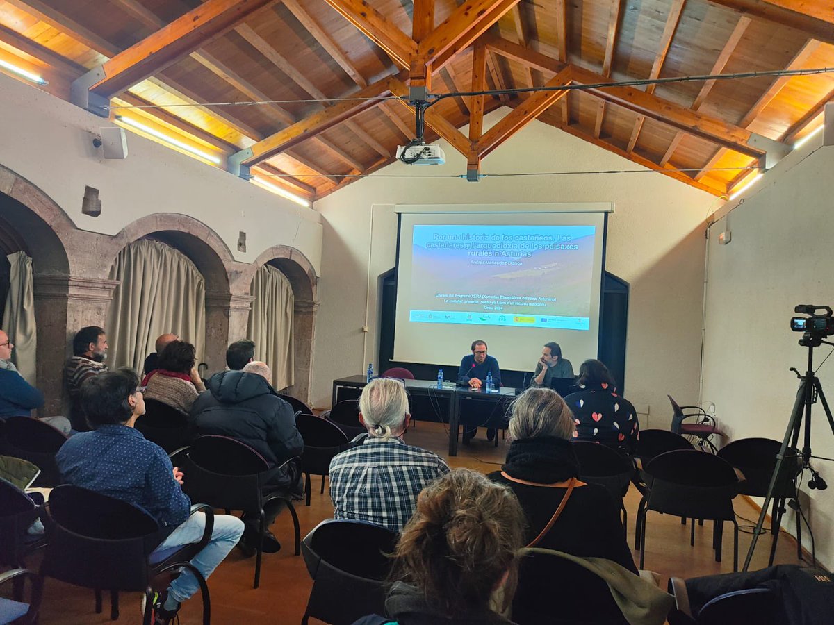SeridaAst's tweet photo. 📸: Imágenes de la jornada #xera de ayer, donde el investigador de @uniovi_info Andrés Menéndez Blanco contó historia de los castañeos: los castañares y l’ arqueoloxía de los paisaxes rurales n’ Asturias.
¡Gracias a todos los asistentes por acudir! 💫💫
@AgEInves #RECEPA https://t.co/ECvPC5tr5L