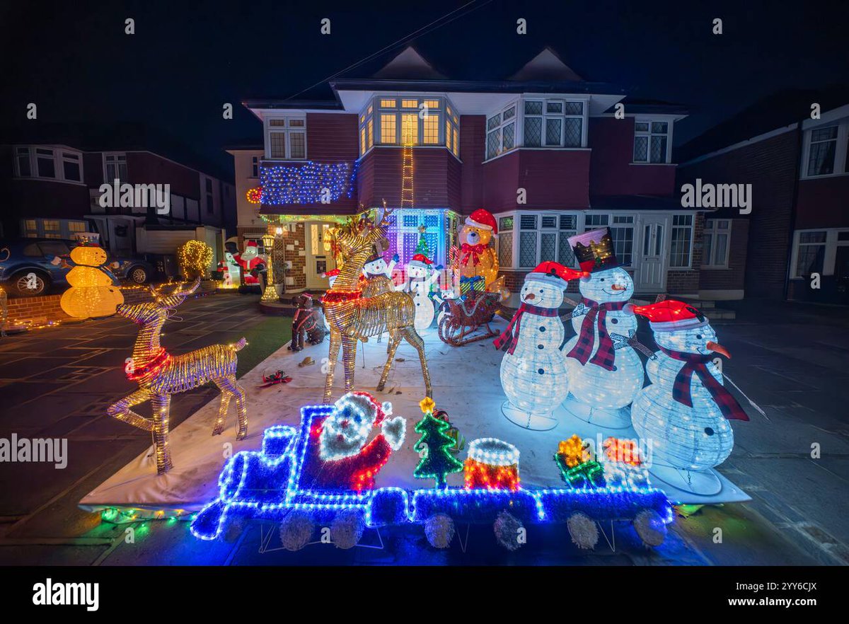 malcolmpark30's tweet photo. 19.12.24. Lower Morden Lane Lights #ChristmasLights #Morden #Surrey in aid of a good cause #StRaphaelsHospice @St_Raphs visit and donate, press images @Alamy_Editorial https://t.co/2cryrwTN9A