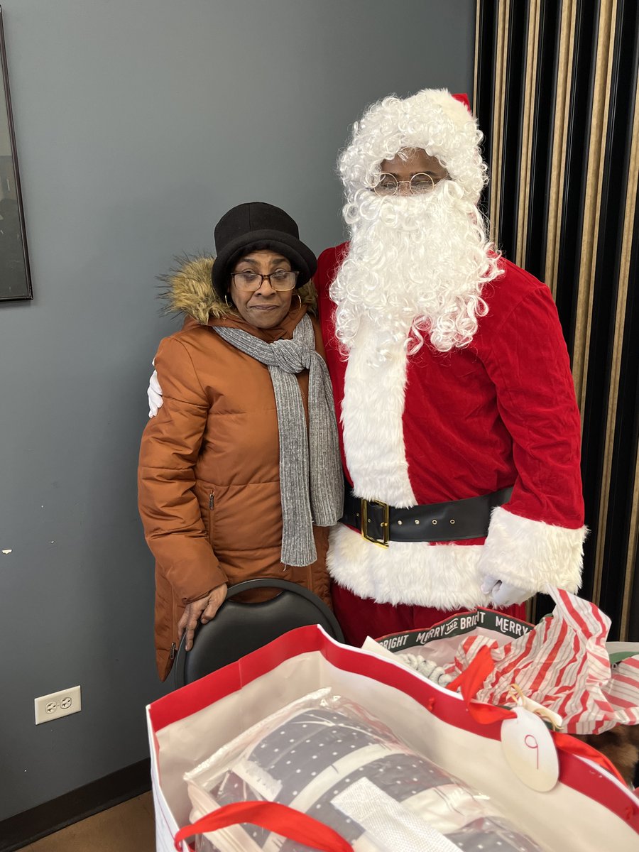 CookSheriffIL's tweet photo. We loved playing Santa for our seniors in Ford Heights! Members of the Sheriff’s Office volunteered to purchase gifts from seniors’ wish lists to help bring them some extra cheer this holiday season.
#secretsanta #CCSO #FordHeights #seniors #givingback https://t.co/DIRRh249Bx