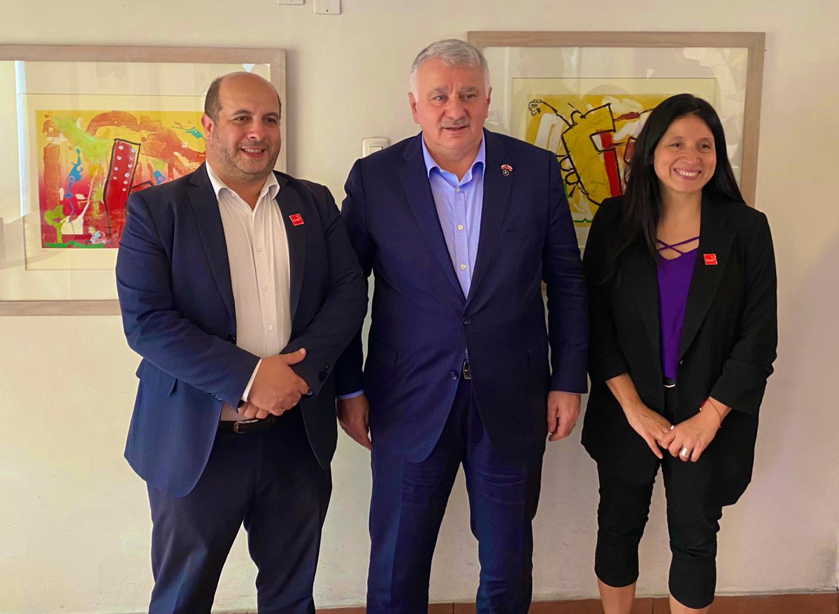 Sernatur's tweet photo. 🇹🇷🇨🇱 En el marco del inicio de las operaciones de @TurkishAirlines en Chile, el director nacional de Sernatur, Cristóbal Benítez, se reunió con el CEO de la aerolínea, Bilal Elkši, y con parte de su equipo, para fortalecer el vínculo y trabajar en conjunto ✈️🤝. https://t.co/2v6dn60C5j