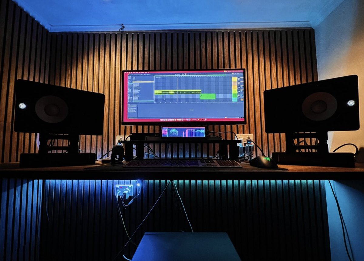 MtEdenOfficial's tweet image. VENOM IS OUT NOW! 🐍⚡️

This EP has been a true labor of love, and I’m hyped for you to hear it. Tap in, vibe out, and let me know your favorite track. Wishing you all a Merry Christmas! 🌺

🎧 Link in bio.