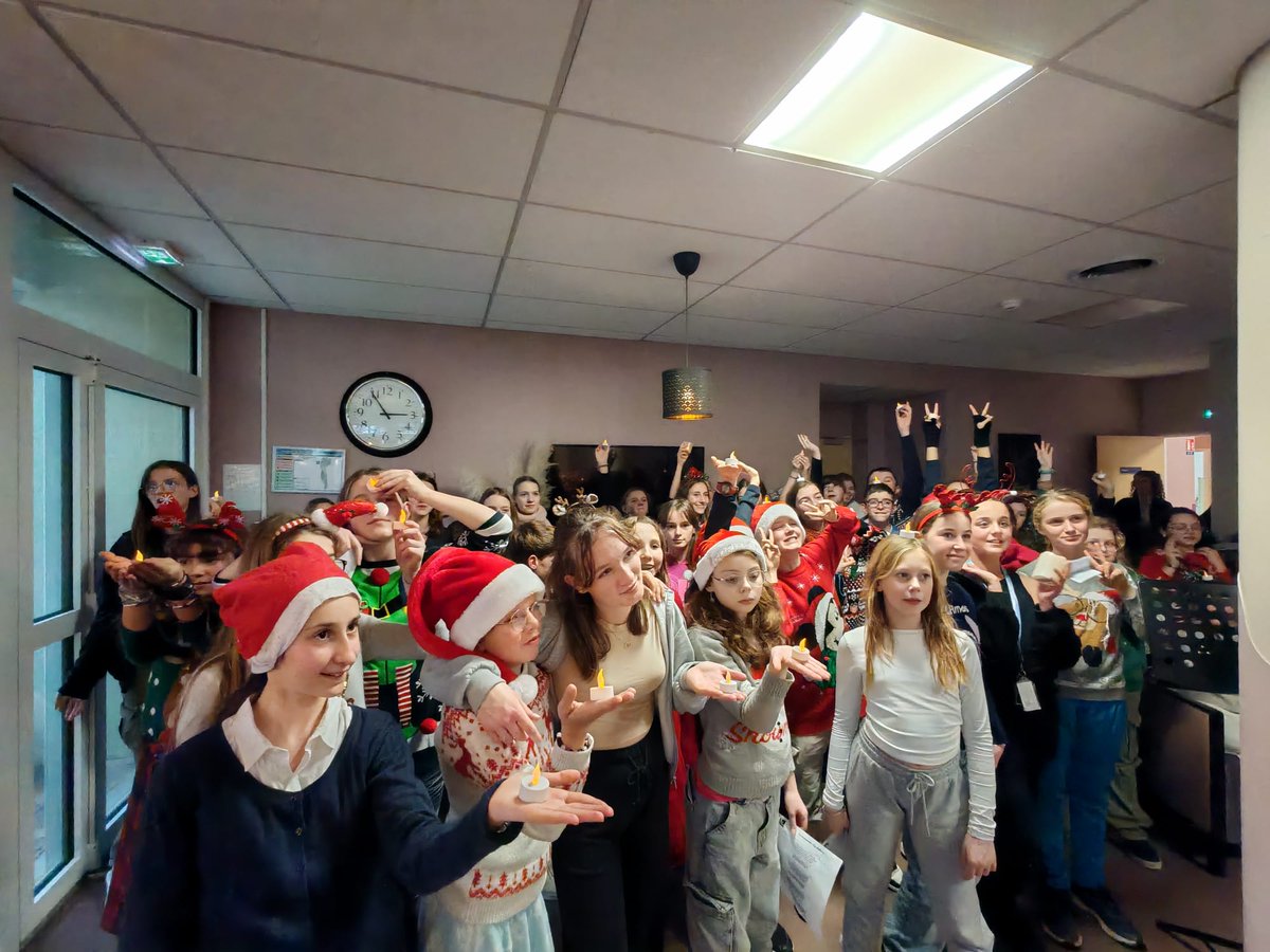 AndreDelme's tweet photo. 🎼🎙🎹 Notre chorale a livré ce jour son traditionnel concert hivernal ☃️🎄 à l'EHPAD Les Acacias de #Delme. Un beau moment de #partage #intergénérationnel entre nos élèves et leurs aînés. Merci aux résidents de leur accueil! ⭐
@Sam_Lelievre https://t.co/tRB7jXxQHQ