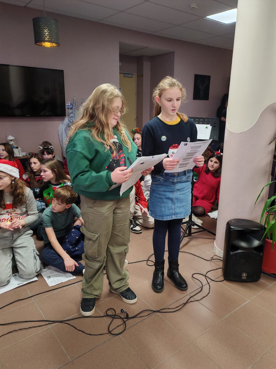 AndreDelme's tweet photo. 🎼🎙🎹 Notre chorale a livré ce jour son traditionnel concert hivernal ☃️🎄 à l'EHPAD Les Acacias de #Delme. Un beau moment de #partage #intergénérationnel entre nos élèves et leurs aînés. Merci aux résidents de leur accueil! ⭐
@Sam_Lelievre https://t.co/tRB7jXxQHQ
