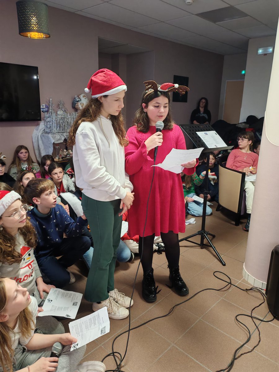 AndreDelme's tweet photo. 🎼🎙🎹 Notre chorale a livré ce jour son traditionnel concert hivernal ☃️🎄 à l'EHPAD Les Acacias de #Delme. Un beau moment de #partage #intergénérationnel entre nos élèves et leurs aînés. Merci aux résidents de leur accueil! ⭐
@Sam_Lelievre https://t.co/tRB7jXxQHQ