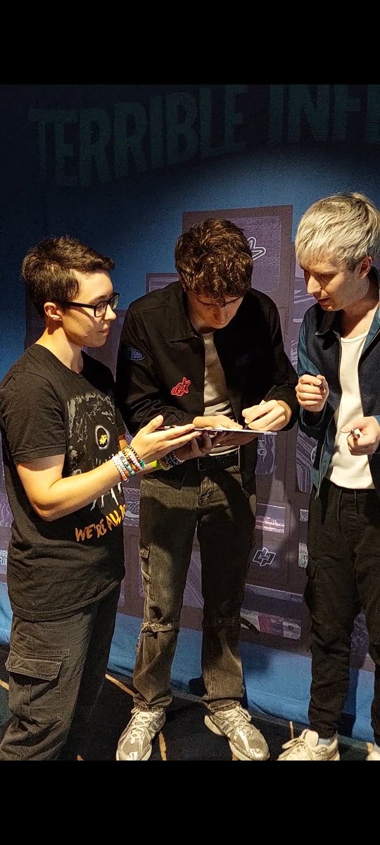 RebeeRose's tweet image. Met Dan and Phil!!!! And got the golden pig card!! Most prized possession 🪙🐷 #terribleinfluence #phuckland #danandphil