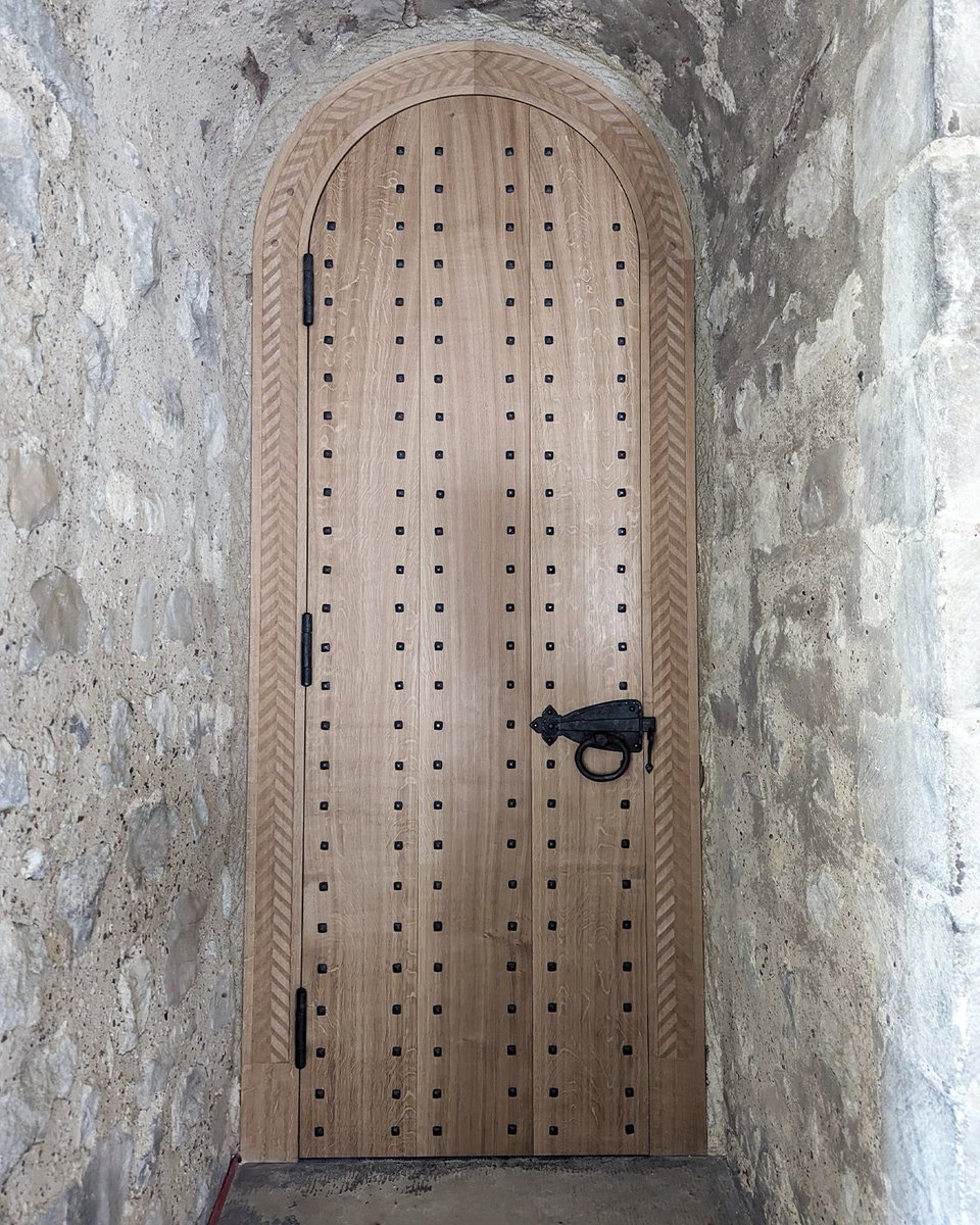 And they’re in! (phew) The Chapel Royal's new fire doors took hundreds of hours to make and will help to keep this very special part of the Tower safe 🤩

100kg doors for a 1000-year-old chapel ⛪️

#InsideTheTower