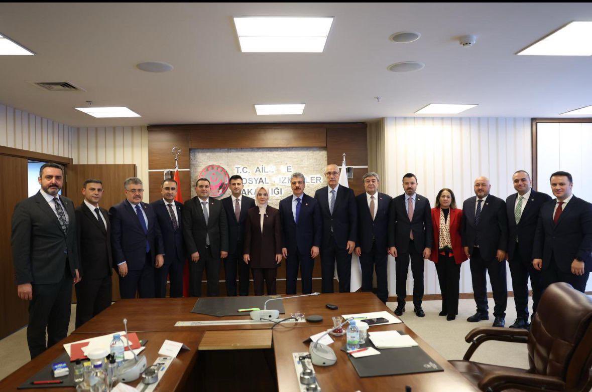 VeyselTipioglu's tweet photo. Aile ve Sosyal Hizmetler Bakanımız Sn. Mahinur Özdemir Göktaş’ın başkanlığında; 

Milletvekillerimiz ve bakanlık bürokratlarımızın katılımıyla 
Terörle Mücadele Sırasında Yaralanıp Gazi Sayılmayan vatandaşlarımızla ilgili yapılacak düzenlemeler üzerine verimli bir görüşme gerçekleştirdik. 

Misafirperverliği için Sayın Bakanımıza ve heyetine teşekkür eder, çalışmalarında başarılar dileriz. 🇹🇷🇹🇷

@MahinurOzdemir @FeyziBerdibek1 @celebimehmeta @DursunATAS38 @MvDrHasanArslan @suleymansahan66 @cuneytyuksel_ @resulkurt34 @sevansivacioglu @leventalyyildiz @SayimMadak @ErtugrlGaziTmsy @TmsyGaziler