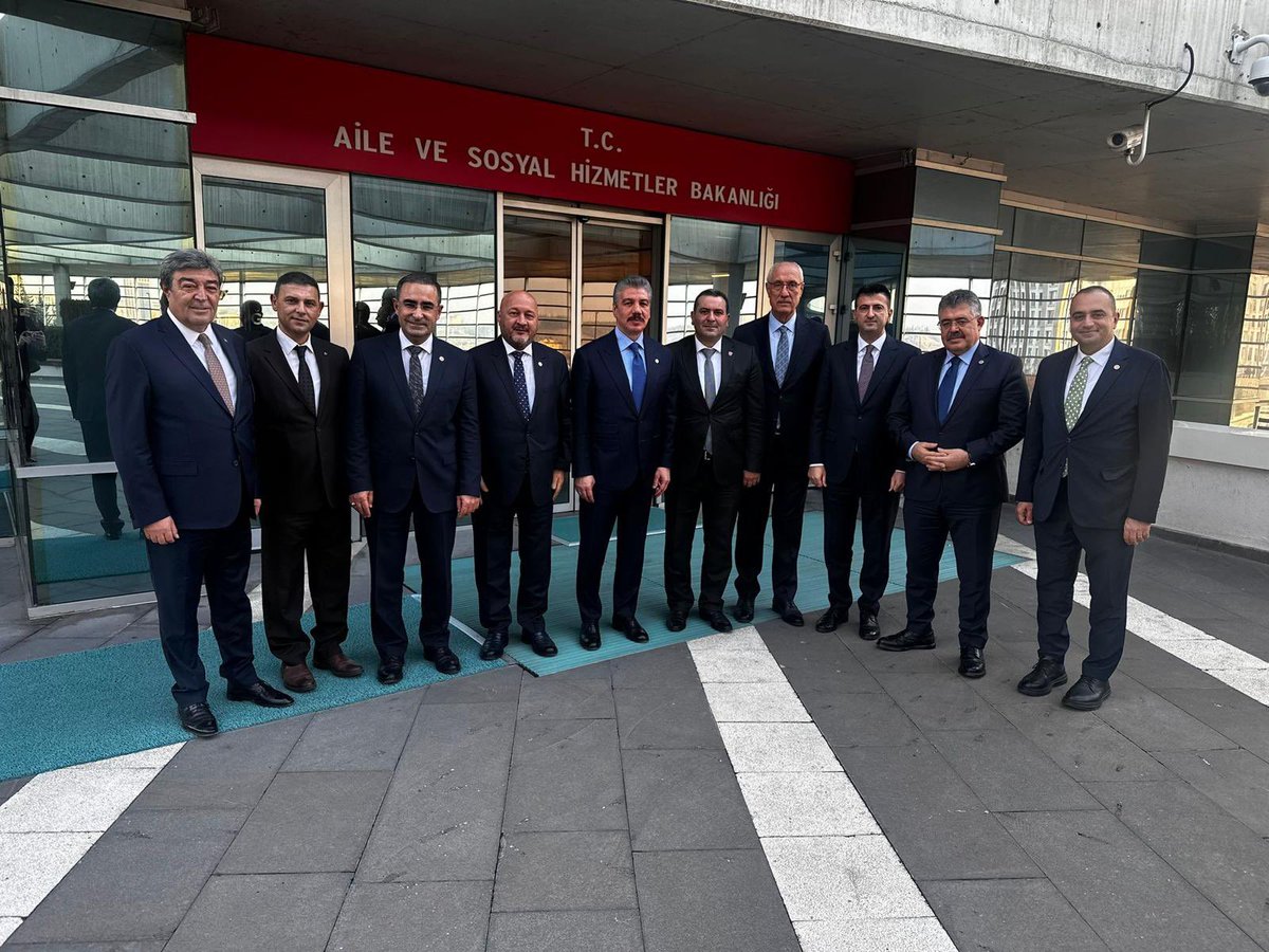 VeyselTipioglu's tweet photo. Aile ve Sosyal Hizmetler Bakanımız Sn. Mahinur Özdemir Göktaş’ın başkanlığında; 

Milletvekillerimiz ve bakanlık bürokratlarımızın katılımıyla 
Terörle Mücadele Sırasında Yaralanıp Gazi Sayılmayan vatandaşlarımızla ilgili yapılacak düzenlemeler üzerine verimli bir görüşme gerçekleştirdik. 

Misafirperverliği için Sayın Bakanımıza ve heyetine teşekkür eder, çalışmalarında başarılar dileriz. 🇹🇷🇹🇷

@MahinurOzdemir @FeyziBerdibek1 @celebimehmeta @DursunATAS38 @MvDrHasanArslan @suleymansahan66 @cuneytyuksel_ @resulkurt34 @sevansivacioglu @leventalyyildiz @SayimMadak @ErtugrlGaziTmsy @TmsyGaziler