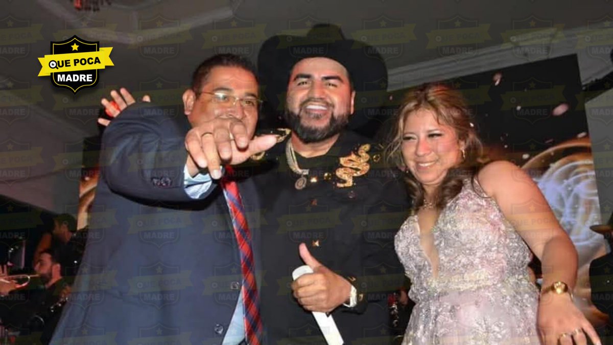 QuePocaMadre_Mx's tweet photo. ALCALDE DE ECATEPEC GASTA UNA FORTUNA EN LA FIESTA DE XV AÑOS DE SU HIJA MIENTRAS LOS TRABAJADORES EXIGEN SUS PAGOS 😡💰

👉 ¡Qué cinismo! Mientras los trabajadores del gobierno de @Ecatepec, #Edomex, siguen esperando su pago, el alcalde Jesús Palacios Alvarado derrochó una millonada para celebrar las 15 primaveras de su hija.
El evento, que tuvo lugar el pasado 6 de diciembre en los Salones de Eventos Sociales Barrera, en #Coacalco, contó con 200 invitados y un show de Luis Antonio López "El Mimoso", famoso cantante del género regional mexicano. De acuerdo con fuentes consultadas por medios como @Milenio y @Telediario, "El Mimoso" cobra casi 2 millones de pesos por cantar en eventos privados. A este presupuesto se debe añadir el gasto por la renta de luz y sonido, así como la comida para los invitados, lo que eleva el gasto total a aproximadamente 2.5 millones de pesos.
💸 ¿Por qué causa polémica esta cifra? Según el portal de transparencia de #Ecatepec, el alcalde recibe un salario mensual de 47 mil pesos netos, lo que en sus cuatro meses en el cargo suma un total de 188 mil pesos. Cabe recordar que Palacios asumió la presidencia municipal el 29 de agosto, tras la licencia solicitada por @FerVilchisMx, quien dejó el puesto para ocupar un escaño como #diputado federal.
❌ ¿Cómo justifica el alcalde gastar una fortuna en una fiesta de lujo mientras los trabajadores siguen luchando por recibir lo que se les debe? 
❌¿De dónde proviene el dinero para cubrir un gasto tan elevado?