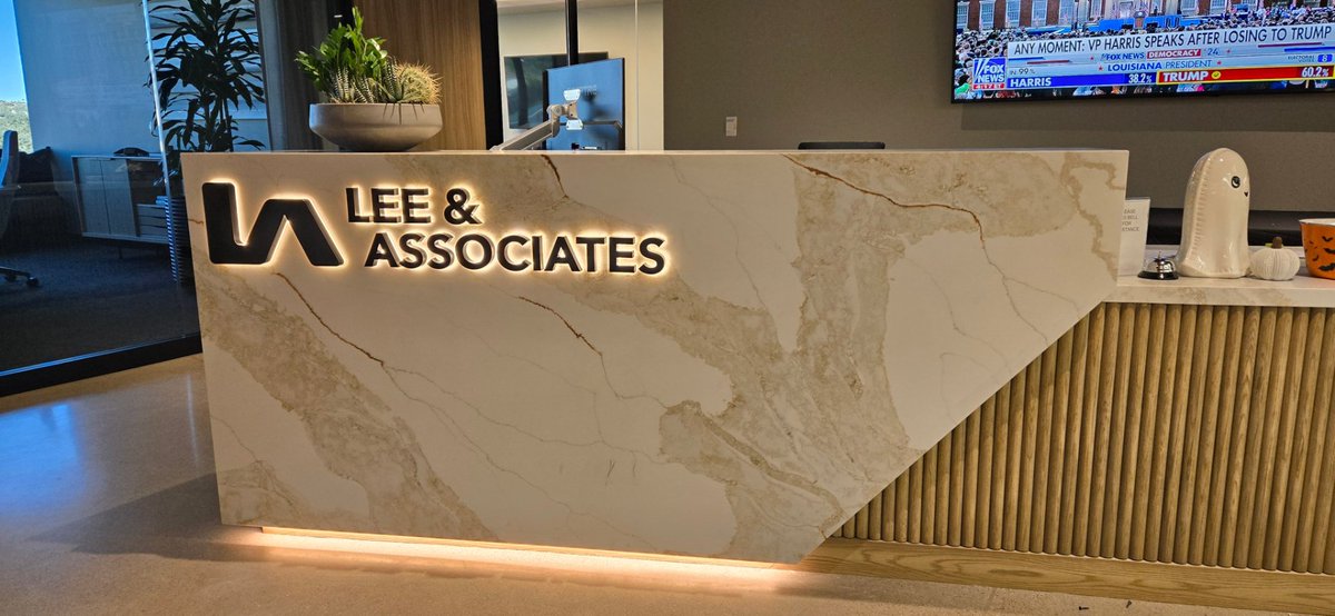 swami83's tweet image. Modern office spaces call for interior design elements that underscore the decor. Commercial real estate firm Lee &amp;amp; Associates did precisely that with an illuminated desk sign in Phoenix. tinyurl.com/mrj4236h
#InteriorOfficeSigns #IlluminatedDeskSignInPhoenixAZ #LEDSign