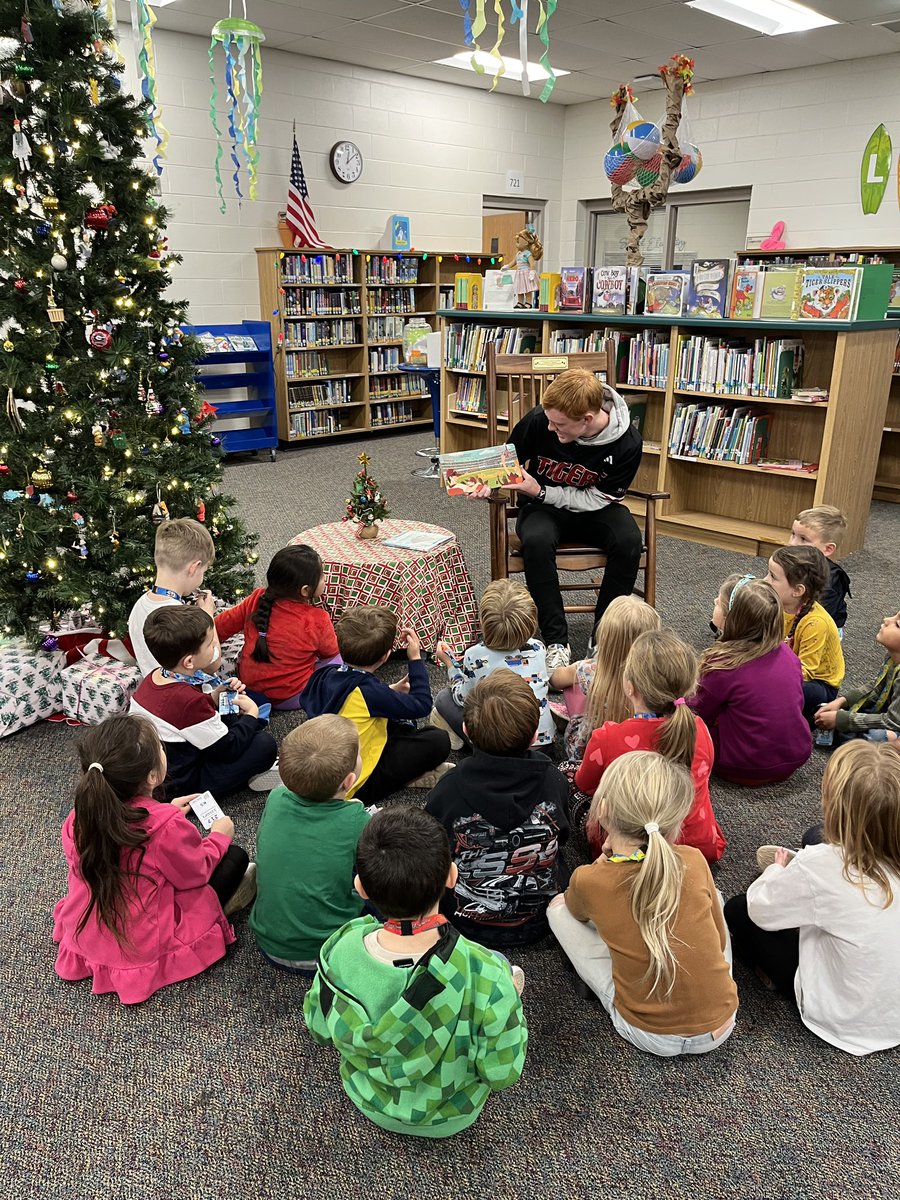 BRTigerBaseball's tweet photo. Our @BRTigerBaseball players LOVED the opportunity to participate in the Reading Around The Christmas Tree at Skyland Elementary! What a GREAT week! #CommunityMatters https://t.co/kWanpd1Pf1