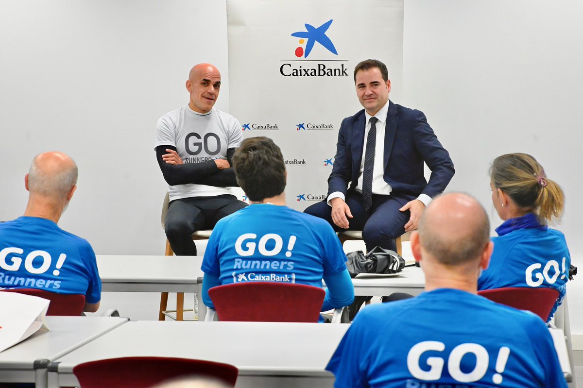 🏃🏼‍♂️Un auténtico lujo haber podido contar un año más con uno de nuestros embajadores de <a href="/caixabank/">CaixaBank</a>, el gran Reyes Estévez, en #Santander y que ha ofrecido a 30 #runnersCaixaBank un clinic teórico y práctico de técnica de carrera. ¡Fantástica jornada!