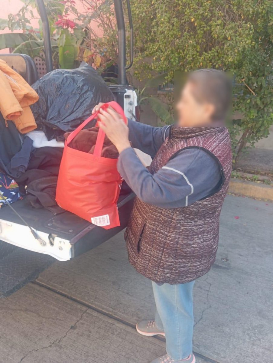 seguridadneza's tweet photo. #SomosMásLosBuenos #PorAmorANeza 💙
Te compartimos la #AcciónSolidaria de elementos del sector 8 “Metro” que llevaron a cabo una colecta de ropa abrigadora, gracias a la colaboración de las #RedesVecinales, para apoyar a los ciudadanos en situación vulnerable. 🧣🧥 https://t.co/jnllcztF0T