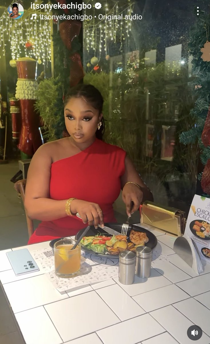 HEREFORALLSTARS's tweet image. You mean Big Love has not opened space to cry today after Onyeka posted her new ads? 

That&apos;s new ooh, abi her coven witches never update her 

ONYEKA X ITEL POWERBANK
CONGRATULATIONS ONYEKA 
#OnyekaAnitaChigbo 
#StayChargedInStyle
#PowerOnTheGo