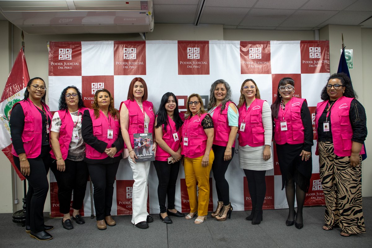 ACNURPeru's tweet image. Hoy, 10 lideresas #refugiadas en Perú juramentaron como Orientadoras Judiciales 👩‍🎓💪

Gracias al innovador programa del @Poder_Judicial_ y la capacitación de #ACNUR acercarán la justicia a sus comunidades y brindarán información vital sobre sobre trámites legales y judiciales.
