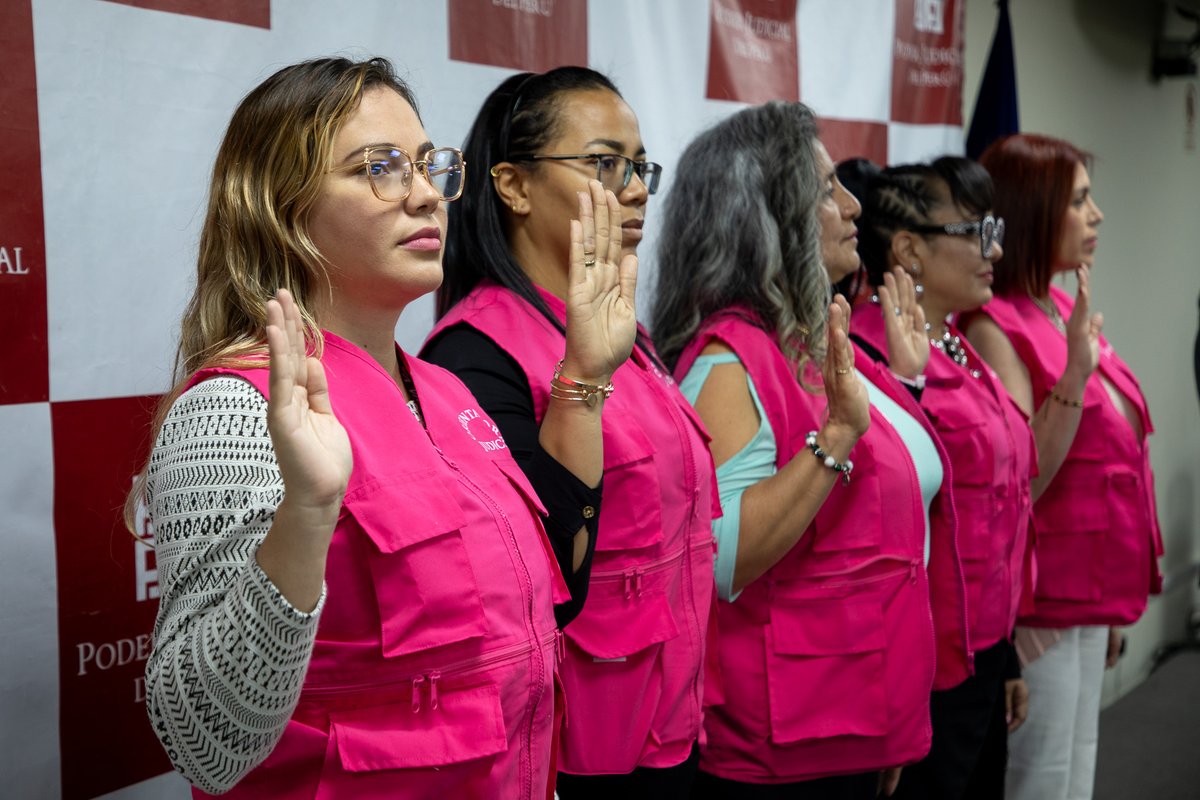 ACNURPeru's tweet image. Hoy, 10 lideresas #refugiadas en Perú juramentaron como Orientadoras Judiciales 👩‍🎓💪

Gracias al innovador programa del @Poder_Judicial_ y la capacitación de #ACNUR acercarán la justicia a sus comunidades y brindarán información vital sobre sobre trámites legales y judiciales.