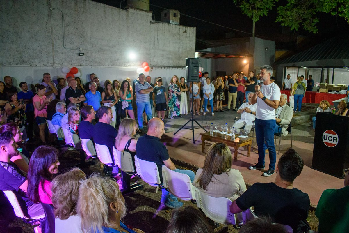 Compromiso, empatía y trabajo en equipo. 

Compartimos con el equipo de gestión, vecinos y militantes de la Ciudad un cierre de año muy especial. Conmemoramos los 41 años ininterrumpidos de democracia e hicimos un balance de estos 5 años de gestión al frente de la Ciudad.