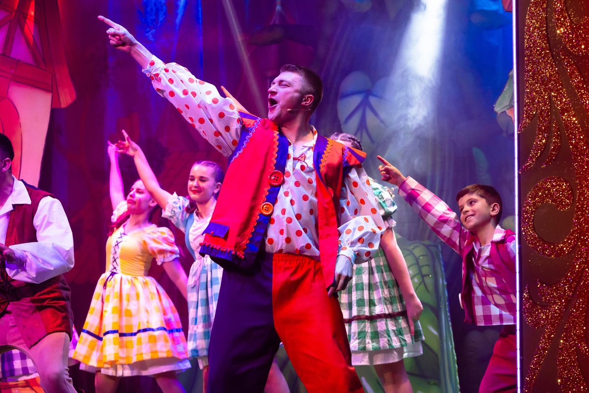 And just like that it’s OPENING NIGHT!!

I have been waiting for this moment since I was 6 years old and I never thought I could be able to be a part of it… but now it’s time to make this dream a reality and get you full of beans this festive season! 

Simple Simon is ready to